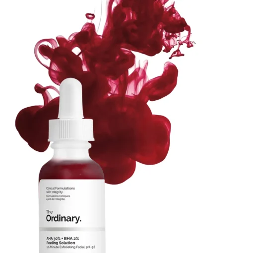 Flacon de The Ordinary AHA 30% + BHA 2% Peeling Solution avec un nuage rouge en arrière-plan.