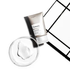 The Ordinary High-Adherence Silicone Primer présenté sur une surface avec sa texture visible dans un bol en verre.