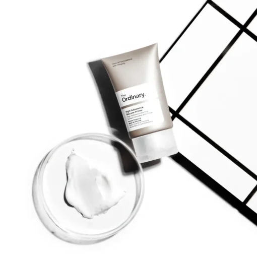The Ordinary High-Adherence Silicone Primer présenté sur une surface avec sa texture visible dans un bol en verre.