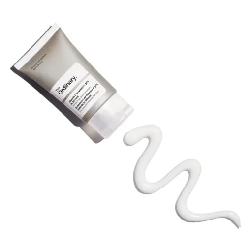Suspension de Vitamine C 30% The Ordinary accompagnée d'une texture de crème blanche.