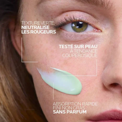 Application du soin La Roche-Posay Toleriane Rosaliac AR avec texture verte pour neutraliser les rougeurs.