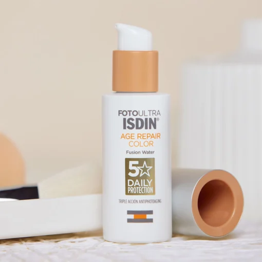 Flacon de ISDIN FotoUltra Age Repair Color Fusion Water avec triple action anti-âge et protection solaire.