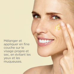 Femme appliquant le sérum ISDIN Retinal Intense sur son visage.