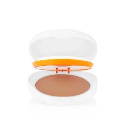 Compact solaire Heliocare Color Oil-Free Light SPF 50+ ouvert avec poudre teintée.