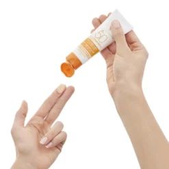 Application de la crème solaire teintée Vichy Capital Soleil SPF 50+ Anti-Taches 3-en-1