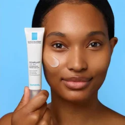 Femme appliquant La Roche-Posay Cicaplast Gel B5 sur son visage pour apaiser et réparer la peau.