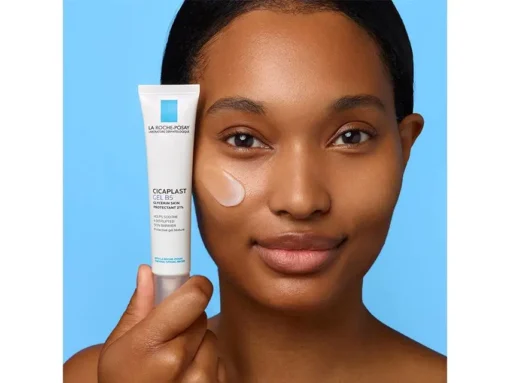 Femme appliquant La Roche-Posay Cicaplast Gel B5 sur son visage pour apaiser et réparer la peau.