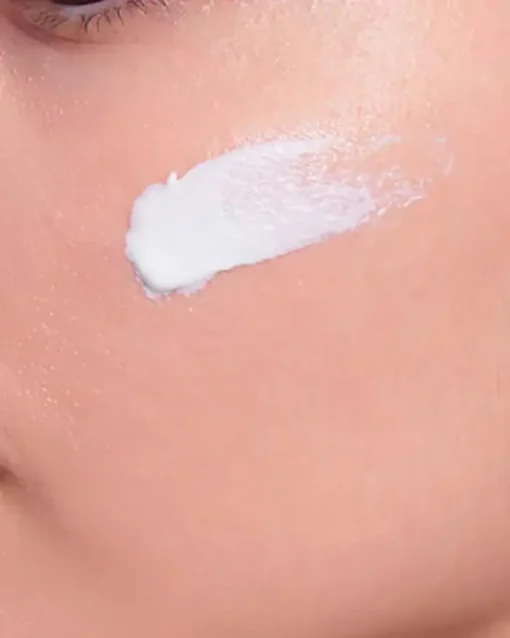 Texture de la crème hydratante CeraVe appliquée sur la peau