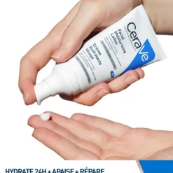 Application de la crème hydratante CeraVe pour visage