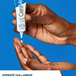 Application de la crème réparatrice contour des yeux CeraVe
