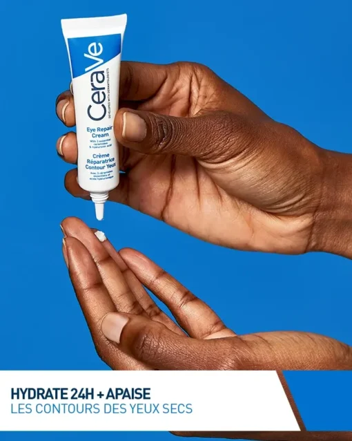 Application de la crème réparatrice contour des yeux CeraVe