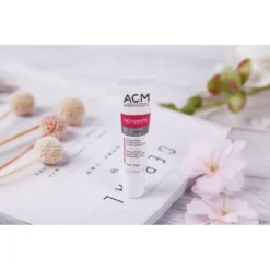 Tube de gel contour des yeux ACM Dépiwhite 15 ml avec décorations florales.