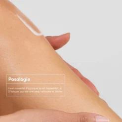 Application du lait corporel éclaircissant ACM Dépiwhite sur la peau.