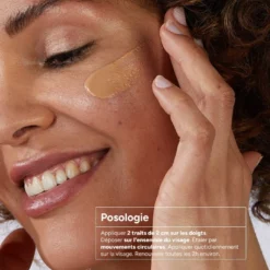 Application de la crème teintée protectrice ACM Dépiwhite.M sur le visage.