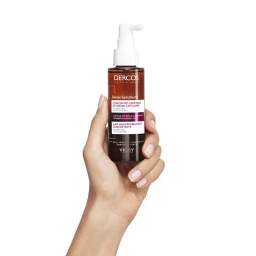 Concentré capillaire Vichy Dercos Densi-Solutions dans la main