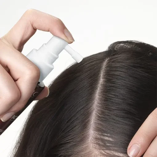 Application du concentré capillaire Vichy Dercos Densi-Solutions sur le cuir chevelu