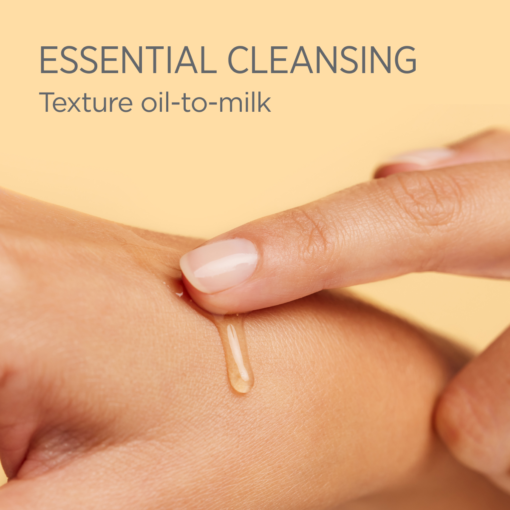 Texture huile-en-lait d'ISDIN Essential Cleansing appliquée sur la peau.