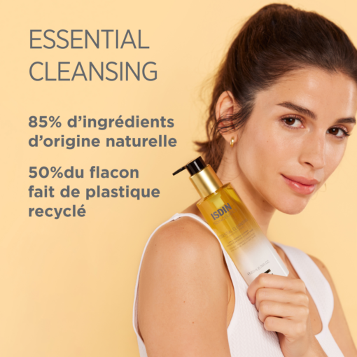 Flacon ISDIN Essential Cleansing avec 85% d'ingrédients d'origine naturelle et plastique recyclé.