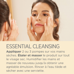 Femme appliquant ISDIN Essential Cleansing sur le visage pour un nettoyage en profondeur.