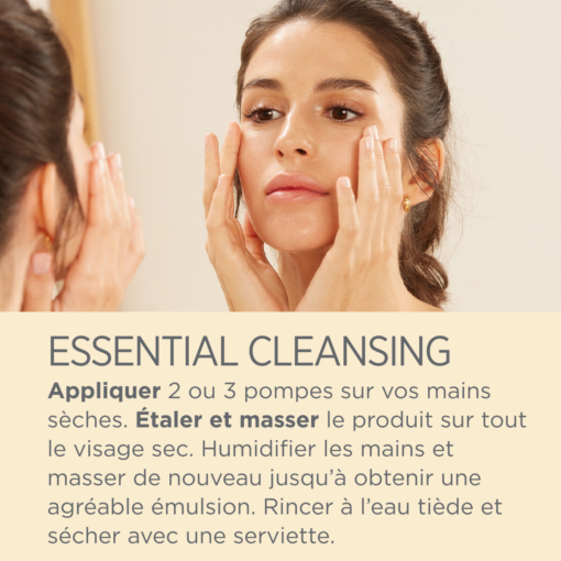 Femme appliquant ISDIN Essential Cleansing sur le visage pour un nettoyage en profondeur.