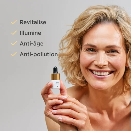 Femme tenant le sérum ISDIN Flavo-C Forte, avec effets revitalisants, anti-âge et anti-pollution.