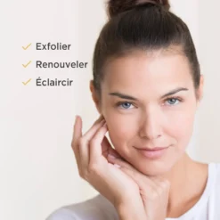 Femme avec une peau lumineuse illustrant les effets exfoliants, renouvelants et éclaircissants du gel ISDIN Glicoisdin 25 Intense.