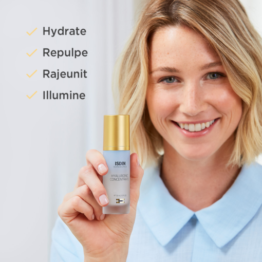 Femme présentant le sérum ISDIN Hyaluronic Concentrate, qui hydrate et illumine la peau.