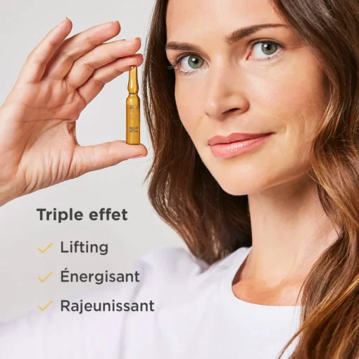 Femme tenant une ampoule ISDIN Instant Flash avec triple effet lifting, énergisant et rajeunissant.