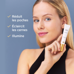 Femme souriante montrant la crème ISDIN K-Ox Eyes.