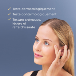 Femme appliquant la crème ISDIN K-Ox Eyes sur le contour des yeux.