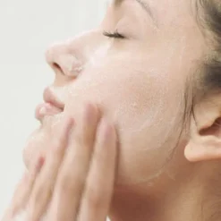 Application du gel moussant CeraVe sur le visage pour un nettoyage en profondeur