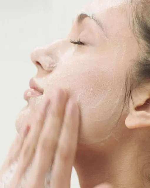 Application du gel moussant CeraVe sur le visage pour un nettoyage en profondeur