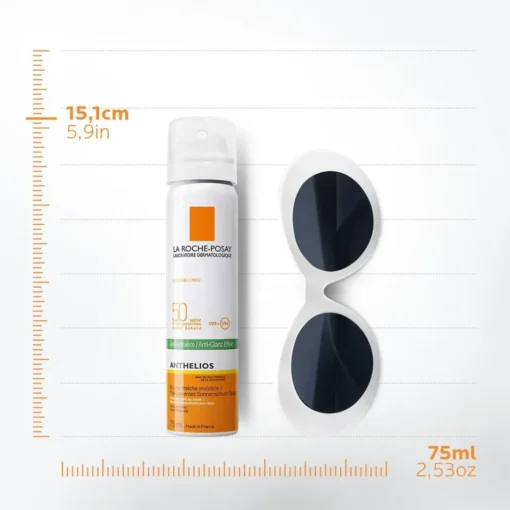 Comparaison de taille du spray solaire Anthelios Brume Invisible SPF 50 de 75 ml avec des lunettes de soleil.