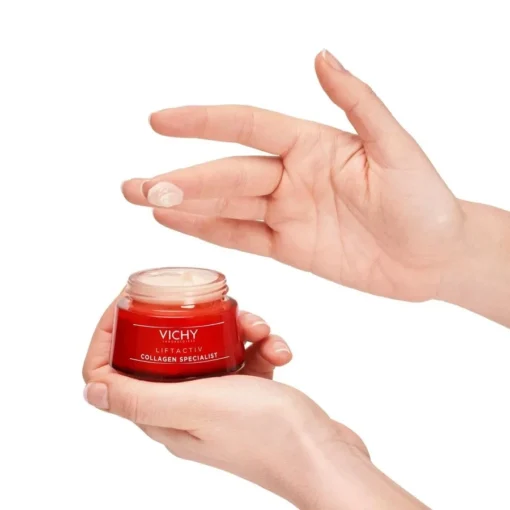 Préparation à l'application de la crème Vichy Liftactiv Collagen Specialist