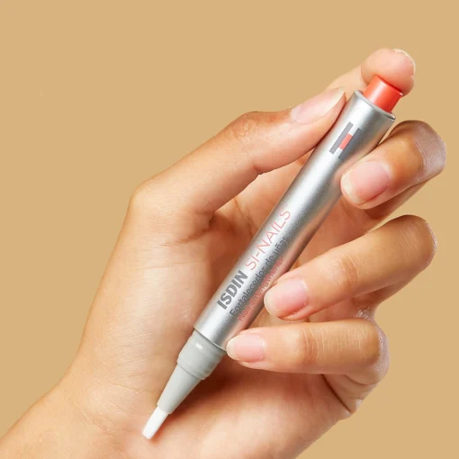 Stylo fortifiant pour ongles ISDIN SI-NAILS tenu par une main, prêt à l'application.