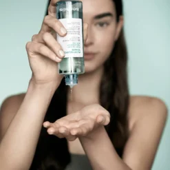 Application du tonique purifiant Sensilis Purify Balancing