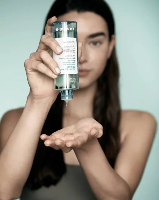 Application du tonique purifiant Sensilis Purify Balancing