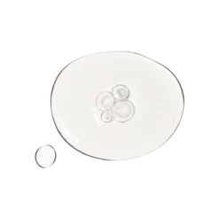 Texture du sérum The Ordinary en forme de gouttes transparentes.