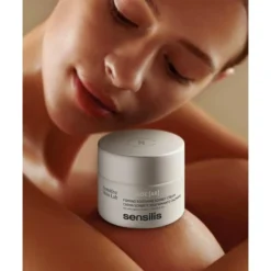 Sensilis Upgrade AR Firming Soothing Sorbet Cream tenu par un modèle
