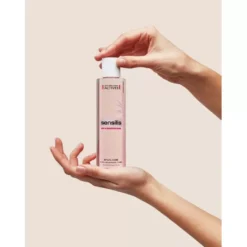 Lotion tonique Sensilis Hydro-Nourishing présentée entre deux mains