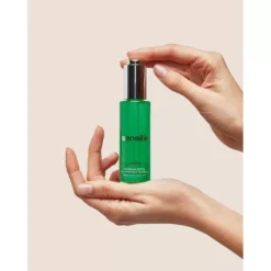 Flacon de sérum Sensilis Supreme Renewal Detox tenu entre deux mains