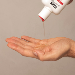 Main recevant du shampooing ISDIN Lambdapil Anti-chute.