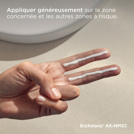 Application de la crème ISDIN Eryfotona AK-NMSC sur deux doigts pour zones à risque.