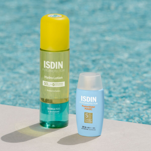 ISDIN Hydro Lotion et ISDIN Fusion Water Magic SPF50 posés près d'une piscine.