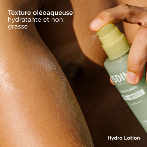 Application de l'ISDIN Hydro Lotion avec texture hydratante non grasse.