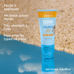 Flacon de gel crème ISDIN Fotoprotector Pediatrics sur fond de sable.