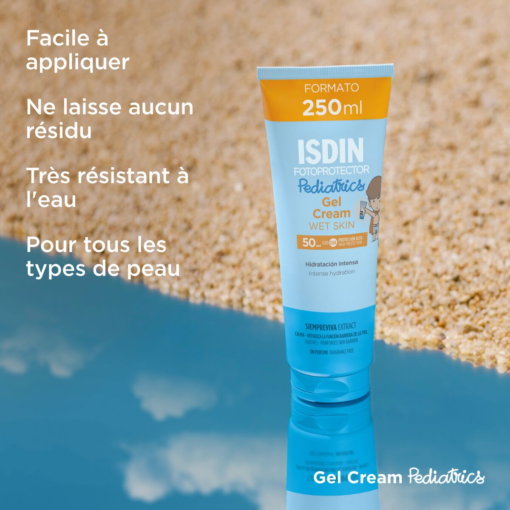 Flacon de gel crème ISDIN Fotoprotector Pediatrics sur fond de sable.