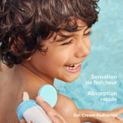 Enfant souriant pendant l'application du gel crème ISDIN Pediatrics.