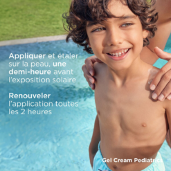 Enfant à la piscine avec application de gel crème ISDIN Pediatrics.