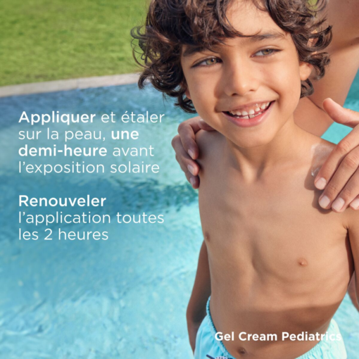 Enfant à la piscine avec application de gel crème ISDIN Pediatrics.